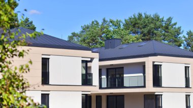 Yeni bir gelişme bölgesinde yeni bekar aile evleri. Modern görünüşlü konutlar. Yeni geliştirilmiş konutlarda teraslı aile evleri. Banliyödeki emlak piyasası.. 