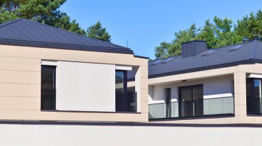 Yeni bir gelişme bölgesinde yeni bekar aile evleri. Modern görünüşlü konutlar. Yeni geliştirilmiş konutlarda teraslı aile evleri. Banliyödeki emlak piyasası.. 