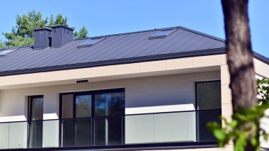 Yeni bir gelişme bölgesinde yeni bekar aile evleri. Modern görünüşlü konutlar. Yeni geliştirilmiş konutlarda teraslı aile evleri. Banliyödeki emlak piyasası.. 