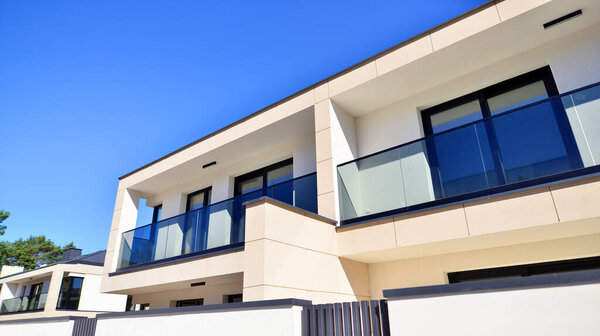 Новые односемейные дома в новом районе застройки. Жилые дома с современным фасадом. Разрушенные семейные дома в недавно застроенном жилом комплексе. Рынок недвижимости в пригороде. 