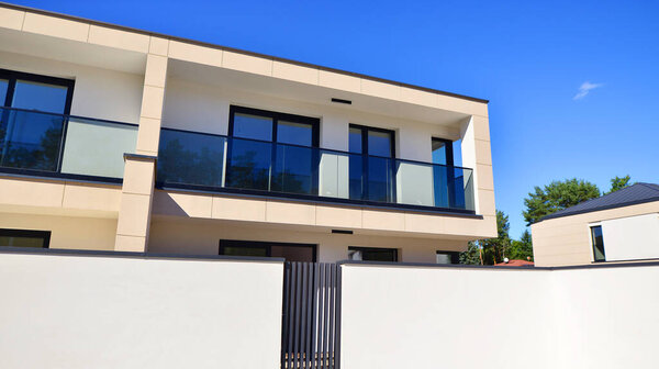 Новые односемейные дома в новом районе застройки. Жилые дома с современным фасадом. Разрушенные семейные дома в недавно застроенном жилом комплексе. Рынок недвижимости в пригороде. 