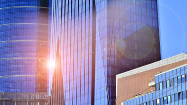 Bir iş bölgesindeki modern yüksek binaların dış cephesi. Büyük ofis binaları. Cam cepheli gökdelenler. Modern iş bölgesi.