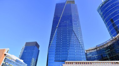 Bir iş bölgesindeki modern yüksek binaların dış cephesi. Büyük ofis binaları. Cam cepheli gökdelenler. Modern iş bölgesi.