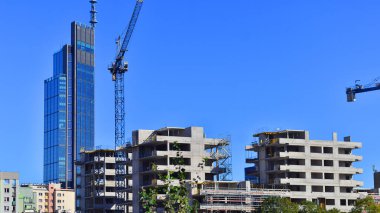 Bir iş bölgesindeki modern yüksek binaların dış cephesi. Büyük ofis binaları. Cam cepheli gökdelenler. Modern iş bölgesi.