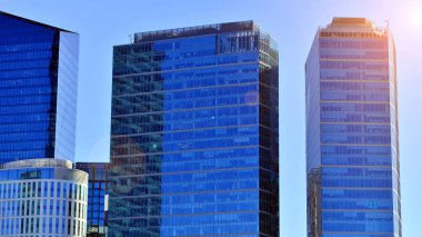 Bir iş bölgesindeki modern yüksek binaların dış cephesi. Büyük ofis binaları. Cam cepheli gökdelenler. Modern iş bölgesi.