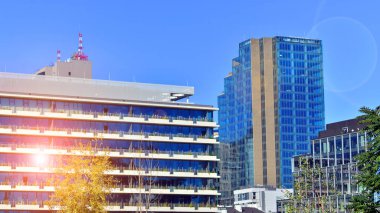 Bir iş bölgesindeki modern yüksek binaların dış cephesi. Büyük ofis binaları. Cam cepheli gökdelenler. Modern iş bölgesi.