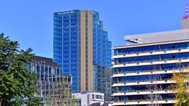 Bir iş bölgesindeki modern yüksek binaların dış cephesi. Büyük ofis binaları. Cam cepheli gökdelenler. Modern iş bölgesi.