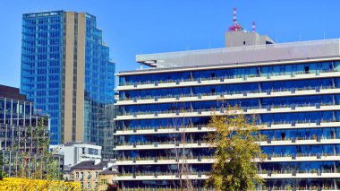 Bir iş bölgesindeki modern yüksek binaların dış cephesi. Büyük ofis binaları. Cam cepheli gökdelenler. Modern iş bölgesi.