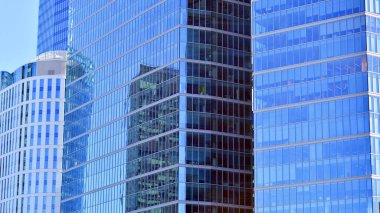Bir iş bölgesindeki modern yüksek binaların dış cephesi. Büyük ofis binaları. Cam cepheli gökdelenler. Modern iş bölgesi.