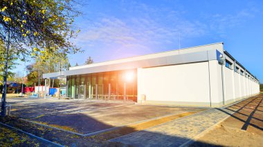 Yeni ticari bina kullanıma hazır.