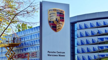 Varşova, Polonya. 21 Ekim 2025. Porsche Centrum Warszawa araba galerisi yapım aşamasında..