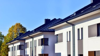 Doğayla uyum, ekolojik mimari. Yeni geliştirilmiş konutlarda teraslı bekar aile evleri. Banliyölerdeki emlak piyasası yemyeşil çevre. 