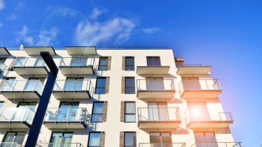 Modern mimarideki modern elementler. Modern bir apartmanın mimari detayları.