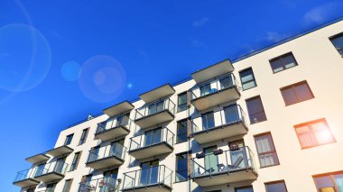 Modern mimarideki modern elementler. Modern bir apartmanın mimari detayları.