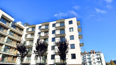 Modern mimarideki modern elementler. Modern bir apartmanın mimari detayları.