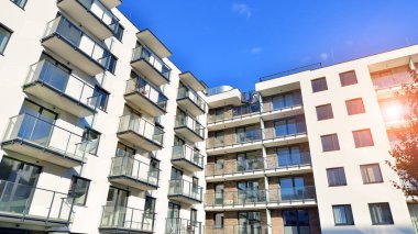 Modern mimarideki modern elementler. Modern bir apartmanın mimari detayları.