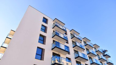 Modern mimarideki modern elementler. Modern bir apartmanın mimari detayları.