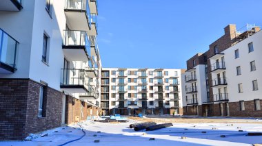 Yeni çok katlı modern apartmanlar güneşli bir günde yapım aşamasında.