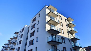 Yeni çok katlı modern apartmanlar güneşli bir günde yapım aşamasında.