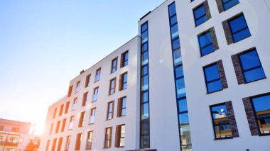 Modern mimarideki modern elementler. Modern bir apartmanın mimari detayları.