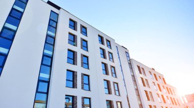 Modern mimarideki modern elementler. Modern bir apartmanın mimari detayları.