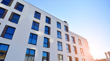 Modern mimarideki modern elementler. Modern bir apartmanın mimari detayları.