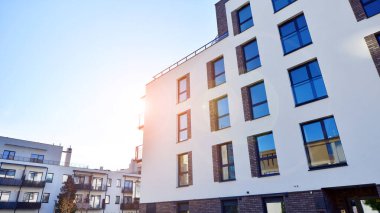 Modern mimarideki modern elementler. Modern bir apartmanın mimari detayları.