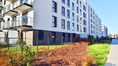 Avrupa 'daki yerleşim yerleri doğayla uyum içinde. Çevre dostu, yeşilliklerle dolu bir şehirde yaşıyor. Eko apartman binası enerji tasarrufu ve temiz hava kavramı. 