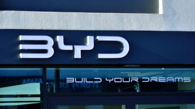 Varşova, Polonya. 6 Kasım 2025. Şehir manzarası. Şirketin adıyla imzala: BYD.