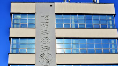 Varşova, Polonya. 6 Kasım 2025. Şehir manzarası. Şirketin adı Praga 306.