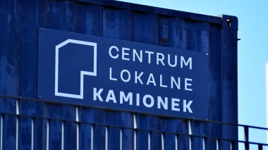 Varşova, Polonya. 6 Kasım 2025. Şehir manzarası. Şirketin adı Centrum Lokalne Kamionek..