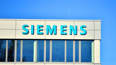 Varşova, Polonya. 6 Kasım 2025. Şehir manzarası. Şirket adıyla imzala: Siemens.
