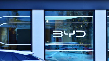 Varşova, Polonya. 6 Kasım 2025. Şehir manzarası. Şirketin adıyla imzala: BYD.