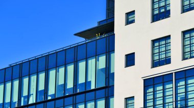 Çatı katı tarzı bir ofis binası. Pencereli ticari ofis cephesi. Bir sanayi binasının beyaz duvarları.