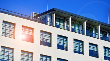 Çatı katı tarzı bir ofis binası. Pencereli ticari ofis cephesi. Bir sanayi binasının beyaz duvarları.