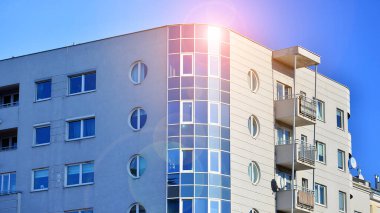 Modern lüks konut dairesi. Güneşli bir günde modern apartman binası. Mavi gökyüzü olan bir apartman. Modern bir apartmanın cephesi.
