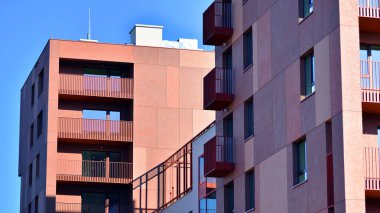 Modern lüks konut dairesi. Güneşli bir günde modern apartman binası. Mavi gökyüzü olan bir apartman. Modern bir apartmanın cephesi.