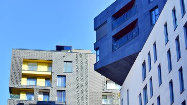 Modern lüks konut dairesi. Güneşli bir günde modern apartman binası. Mavi gökyüzü olan bir apartman. Modern bir apartmanın cephesi.