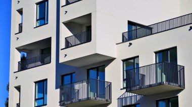 Modern lüks konut dairesi. Güneşli bir günde modern apartman binası. Mavi gökyüzü olan bir apartman. Modern bir apartmanın cephesi.