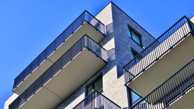 Modern lüks konut dairesi. Güneşli bir günde modern apartman binası. Mavi gökyüzü olan bir apartman. Modern bir apartmanın cephesi.