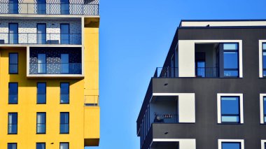 Modern lüks konut dairesi. Güneşli bir günde modern apartman binası. Mavi gökyüzü olan bir apartman. Modern bir apartmanın cephesi.