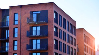 Modern lüks konut dairesi. Güneşli bir günde modern apartman binası. Mavi gökyüzü olan bir apartman. Modern bir apartmanın cephesi.