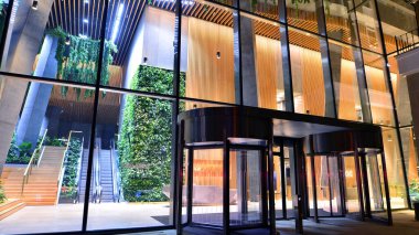 Varşova, Polonya. 20 Kasım 2025. Modern ofis binası Köprü. Ghelamco yeni gökdelenin zemin katı ve lobisi.