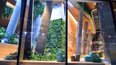 Varşova, Polonya. 20 Kasım 2025. Modern ofis binası Köprü. Ghelamco yeni gökdelenin zemin katı ve lobisi.