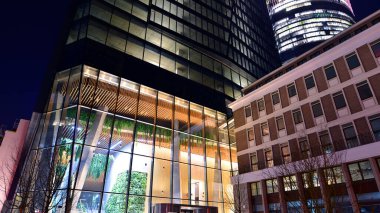 Varşova, Polonya. 20 Kasım 2025. Modern ofis binası Köprü. Ghelamco yeni gökdelenin zemin katı ve lobisi.