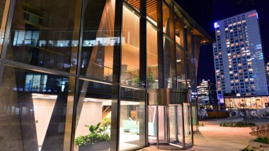 Varşova, Polonya. 20 Kasım 2025. Modern ofis binası Köprü. Ghelamco yeni gökdelenin zemin katı ve lobisi.