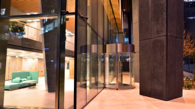 Varşova, Polonya. 20 Kasım 2025. Modern ofis binası Köprü. Ghelamco yeni gökdelenin zemin katı ve lobisi.