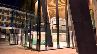 Varşova, Polonya. 20 Kasım 2025. Modern ofis binası Köprü. Ghelamco yeni gökdelenin zemin katı ve lobisi.