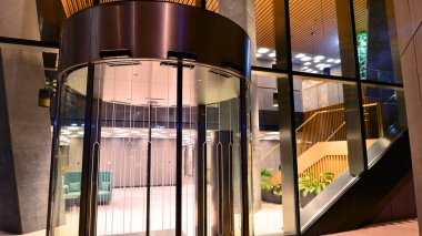 Varşova, Polonya. 20 Kasım 2025. Modern ofis binası Köprü. Ghelamco yeni gökdelenin zemin katı ve lobisi.