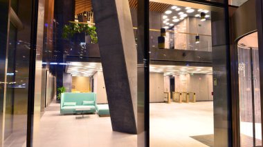 Varşova, Polonya. 20 Kasım 2025. Modern ofis binası Köprü. Ghelamco yeni gökdelenin zemin katı ve lobisi.